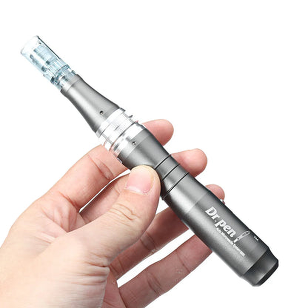 Das Dr. Pen M8-Handstück wird in einer Hand gehalten, um seine Form und Größe zu zeigen